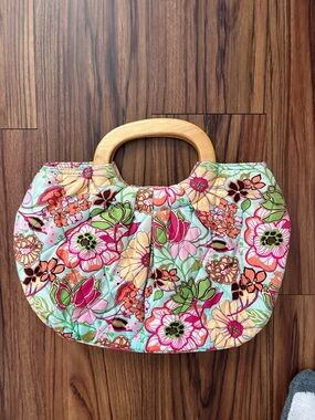 Like New Vera Bradley Floral Quilted handbag with Wooden Handles